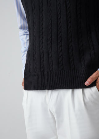 CABLE KNIT SLEEVELESS SWEATER - BLACK