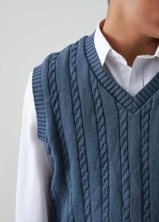 CABLE KNIT SLEEVLESS SWEATER - BLUE